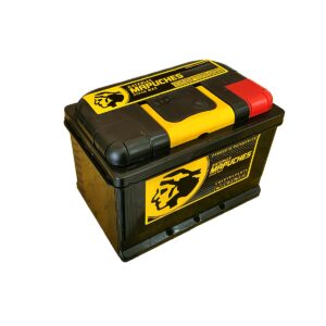 Batería de arranque Mapuches M426E 12V 90Ah, vista en ángulo.